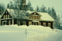 Suodenniemen kunnantalo parin vuosikymmenen takaisessa talvisessa asussaan. Tuolloin vasemmalla oli vielä sisäänkäynti, joka sittemmin on poistettu.