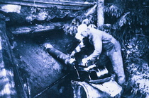 Wiljo Wiljanen toimissaan. Terva juoksutetaan tervahaudasta astiaan sen ollessa vielä liikkuvaista. Kuva samasta poltosta kuin kaksi edellistä kuvaa.