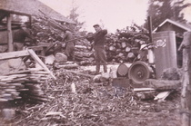 "Puutinkillä". Vasemmalla valmiita seipäitä.