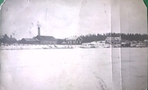 Jyrmysjärven rannassa oleva meijeri vuonna 1934 lähetetyssä postikortissa. Vieressä näkyy meijerikön asuinrakennus ja oikealla kauppa.