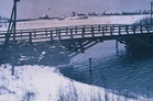 Topoteekkiin sisältyy mm. tämä vielä tunnistamattoman sillan kuva. Kuva: Mikkolan kotiarkisto (CC BY).