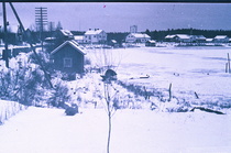 Suodenniemelle Mouhijärveltä tuleva tie. Oikealla Jyrmysjärvi, taustalla paloasema ja laajennettu meijeri sen oikealla puolella.