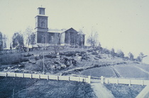 Suodenniemen kirkon mäki 1900-luvun alkupuolella. Edessä näkyy hautausmaalle varattu paikka, mutta kuuset sen reunoille ovat vielä istuttamatta.