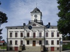 Kristiinankaupungin raatihuone. Kaupungilla ja raatihuoneella on yhteytensä myös Suodenniemen historiaan. Kuva: Tomisti (CC BY-SA)