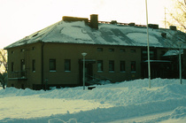 Entinen kunnalliskoti ja Heikkilän palvelukeskus sijaitsee Koivuniemenjärven pohjoisrannalla. Koivuniemenjärvi on alueellisesti tunnettu lintujärvi, jossa etenkin joutsenet viihtyvät kesäaikaan.