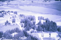 Kirkko ilmasta nähtynä. Edessä terveystalo, taustalla Koivuniemenjärvi.