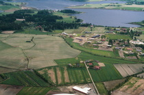 Edessä Pohjakylää, keskellä oikealla Kittilää ja taustalla Jalkavalaa. Järven takana siintää Pajuniemen peltoja. Kuva todennäköisesti 1980-luvun alusta. Vasemmalla on vielä laajoja peltoaukeita...