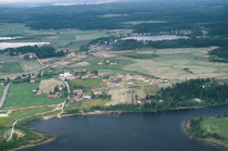 Kittilä ilmasta nähtynä. Etualalla Kourajärvi ja Kelaranta.