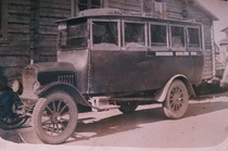 Tampereen ja Porin välissä sijaitsevalta Suodenniemeltä oli ennen vilkkaat linja-autoyhteydet eri suuntiin. Tämä auto kuljetti matkustajia Suodenniemeltä Siuron asemalle.