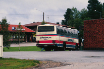 Nostalgiakuva parin vuosikymmenen takaa: Länsilinjojen auto ottaa matkustajia silloisen Matkahuollon pihasta.