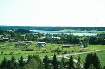 Näkymä kirkontornista Kittilän suuntaan. Mäen päällä näkyy urheilutalo ennen laajentamistaan.