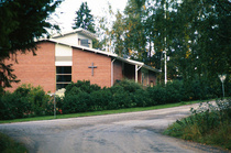 Koippurintien mutkassa kirkon läheisyydessä sijaitsee seurakuntatalo. Talon pohjakerroksessa ovat Suodenniemen partiolaisten partiokolo.