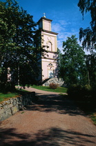 Suodenniemen vuonna 1831 valmistunut kirkko. Arkkitehtinä toimi tiettävästi A.W. Arppe. Kirkontorni on puolestaan C.L. Engelin suunnittelema ja se valmistui vuonna 1839.