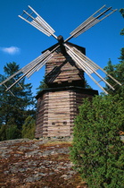 Kirkon läheisyydessä sijaitsee Suodenniemen kotiseutumuseo, jonka näkymiä hallitsee tämä tuulimylly.