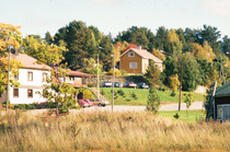 Keskustassa Säästöpankilta jonkin matkaa itään sijaitsee Itälinnan kauppa. Kaupan viereisellä tontilla oikealla sijaitsi ennen mylly, jonka kohtaloksi koitui tulipalo.