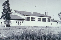 Suojeluskuntatalon paikalla sijaitsee nykyisin Suodenniemen urheilutalo. Tässä kuvassa se näkyy sellaisena kuin se oli ennen laajentamistaan.