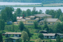 Urheilutalo laajennuksineen kirkon tornista nähtynä.