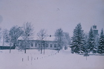 Vanha Pohjakylän koulu toimi kirkon naapurina sadan vuoden ajan. Se purettiin 1980-luvulla.