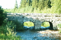 Putajan kivisilta, eräs Suodenniemen tunnetuimmista nähtävyyksistä.