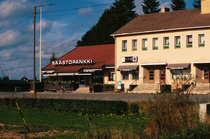 Säästöpankin talo sai 1980-luvulla viereensä laajennuksen, johon pankki muutti.