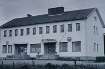 Suodenniemen keskustaan on jo vuosikymmeniä kuulunut Suodenniemen Säästöpankin talo. Sen voi helposti erottaa Menneet maisemat -sivulla näkyvistä Pohjakylän ilmakuvista.