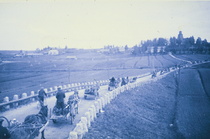 Hevosia viedään Tampereelle armeijalle luovutettavaksi lokakuussa 1939. Talvisodan syttymiseen on reilu kuukausi. Kyydissä on polkupyöriä sekä armeijaa että hevosten luovuttajien paluuta varten.