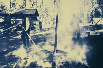 Tervahautaa poltetaan Taipaleen Jokiniemessä. Kuva lienee vuodelta 1939. Polttajana Frans Wiljanen poikiensa kanssa.