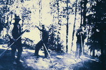 Tervanpolttajia Taipaleen Jokiniemessä. Kuvassa vasemmalta alkaen Frans, Wiljo ja Jaakko Wiljanen. Kuva samasta poltosta kuin edellinen kuva.