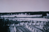 Heinää seipäällä Taipaleen kylässä.