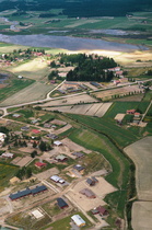 Suodenniemen keskustaajamaa 1980-luvulla. Kuvan keskellä kuusikossa hautausmaa ja  selkeä maamerkki kirkon mäki. Kirkon mäen oikealla puolella peräkkäin Säästöpankin keltainen, kunnantalon punainen ja terveystalon vaalea rakennus.