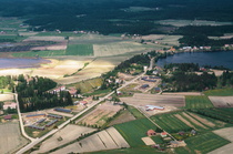 Näkymä Pohjakylään ilmeisesti 1980-luvun alusta. Maisema on vuosikymmenten mittaan muuttunut, jos sitä vertaa kuvan 12 tilanteeseen.