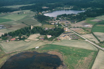 Edessä Kirkkojärveä, taustalla Jyrmysjärvi. Kirkon mäki jälleen Pohjakylän kierroksemme keskiössä.