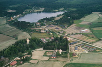 Toinen otos edellisen vierestä. Punainen kunnantalo pilkistää kuvan keskellä. Ahopolun rivitalot ovat vielä tekemättä. Nykyiset Ravintola Pianon toimitilat ovat vasta valmistuneet Matkahuollon käyttöön.