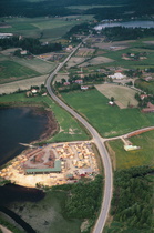 Vielä vilkaisu Pohjakylän yli lännestä itään. Etualalla näkyy saha ja sen edessä Sahan salmi.