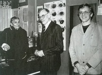 Keskon pääjohtaja Sakari Mikkola vierailulla Itälinnassa. Vasemmalla Yrjö ja oikealla Mauri Itälinna.