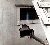 Kaljavarkaita juostiin kiinni muutamankin kerran mutta vuonna 1976 tapahtui mieleenpainuva murto, kun kauppaan oli tunkeuduttu kahden laudan korkuisesta aukosta. Sisään oli päästy poraamalla seinään 36 reikää. Saaliikseen voro sai 400 markkaa ja 28 kartonkia tupakkaa.