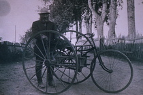 Postinkantaja Kalle Pohja omatekoisen polkupyöränsä rinnalla. Kulkupeliin voi nykyisin tutustua Suodenniemen kotiseutumuseossa.