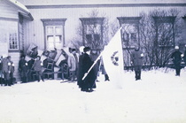 Suodenniemen suojeluskunnan lippua kuljetetaan Pohjakylän koulun pihassa. Kuvan lipusta näet Suodenniemen historiaa verkossa -sivulla.
