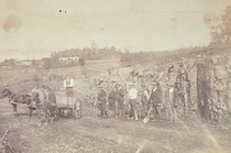 Tienrakentajia Pohjakylän tuntumassa. Kyseessä mahdollisesti kallionleikkauksen teko uutta tietä varten.